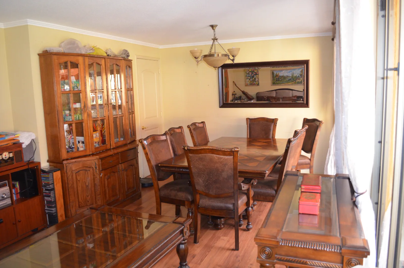 Comedor principal junto a la ventana