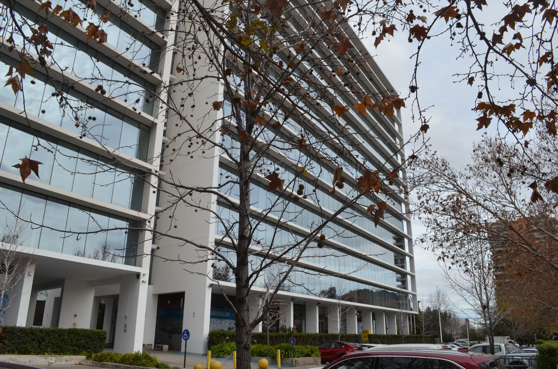 Fachada del edificio de oficinas en Av. La Dehesa